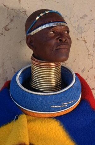 Inele pentru întinderea gâtului unui bărbat dintr-un trib african