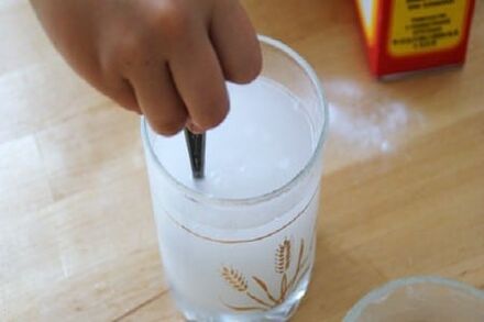 Soda dizolvată într-un pahar