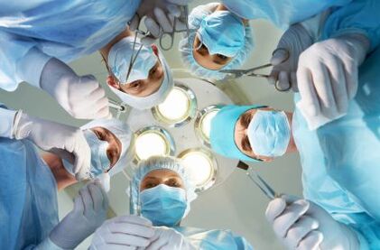 Chirurgii efectuează o intervenție chirurgicală de mărire a penisului