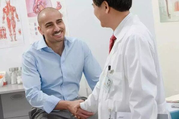 pacientul îi mulțumește medicului pentru operația de mărire a penisului